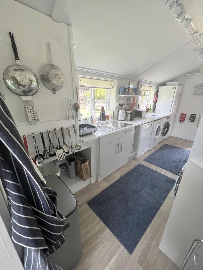 Adorable Two Bed Norfolk Broads Holiday Home - River Views With Moorings & Fishing Stalham Exterior foto