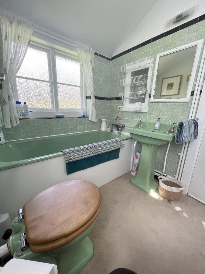 Adorable Two Bed Norfolk Broads Holiday Home - River Views With Moorings & Fishing Stalham Exterior foto