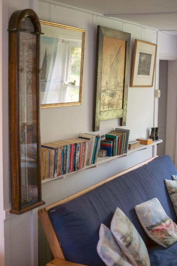 Adorable Two Bed Norfolk Broads Holiday Home - River Views With Moorings & Fishing Stalham Exterior foto