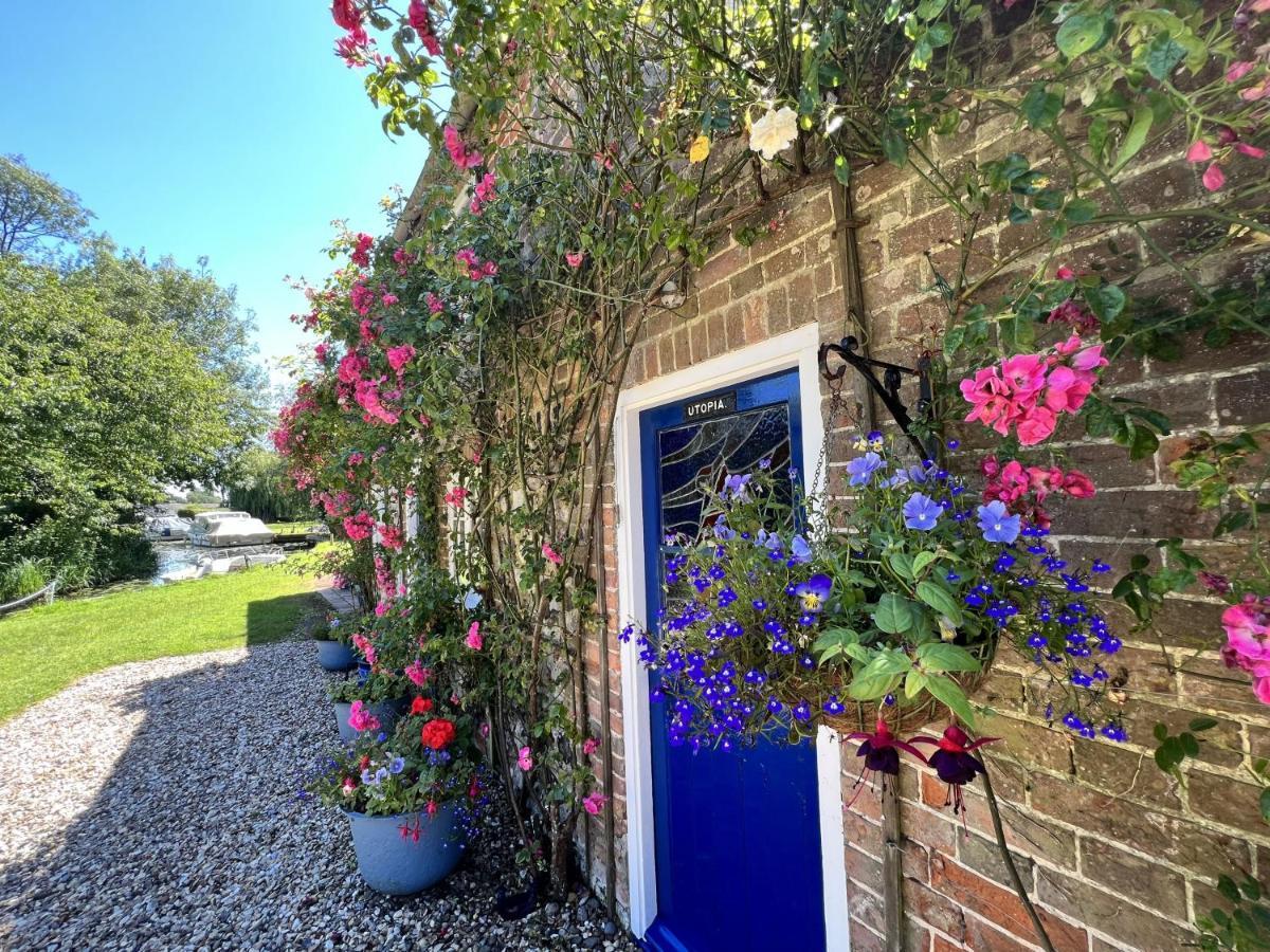 Adorable Two Bed Norfolk Broads Holiday Home - River Views With Moorings & Fishing Stalham Exterior foto