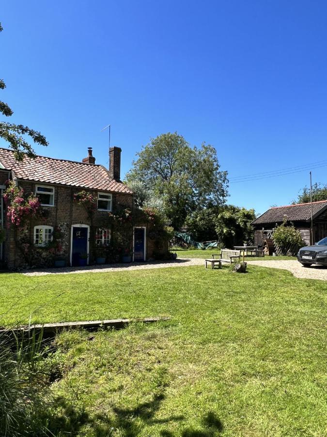 Adorable Two Bed Norfolk Broads Holiday Home - River Views With Moorings & Fishing Stalham Exterior foto