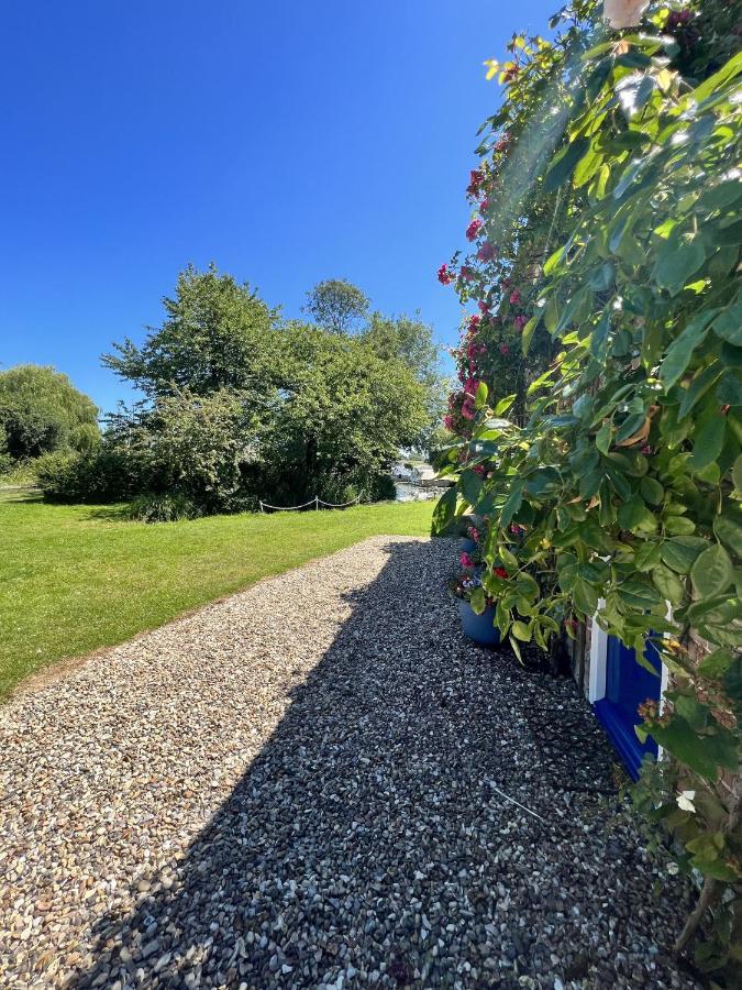 Adorable Two Bed Norfolk Broads Holiday Home - River Views With Moorings & Fishing Stalham Exterior foto