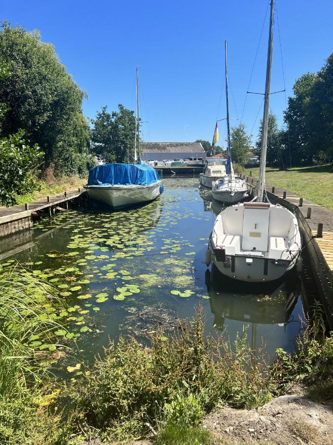 Adorable Two Bed Norfolk Broads Holiday Home - River Views With Moorings & Fishing Stalham Exterior foto