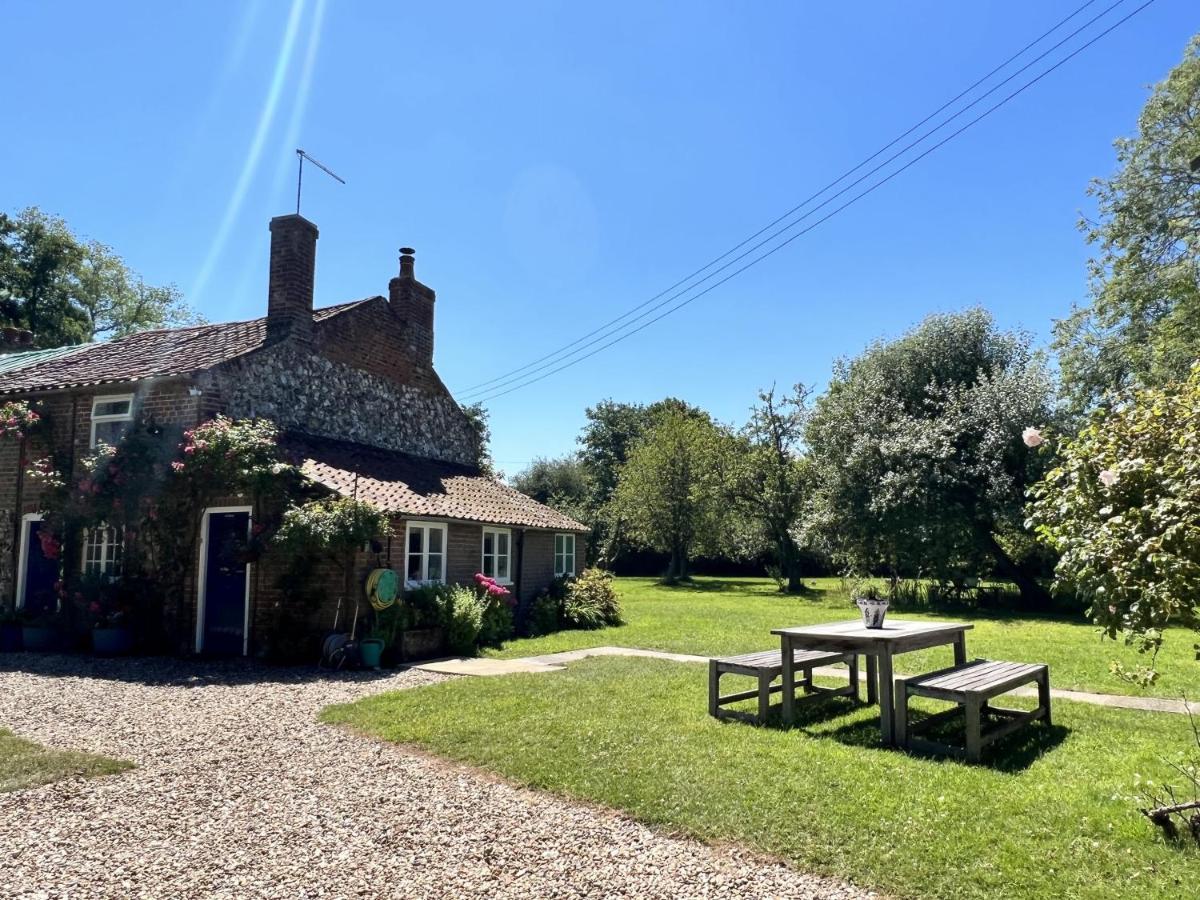 Adorable Two Bed Norfolk Broads Holiday Home - River Views With Moorings & Fishing Stalham Exterior foto