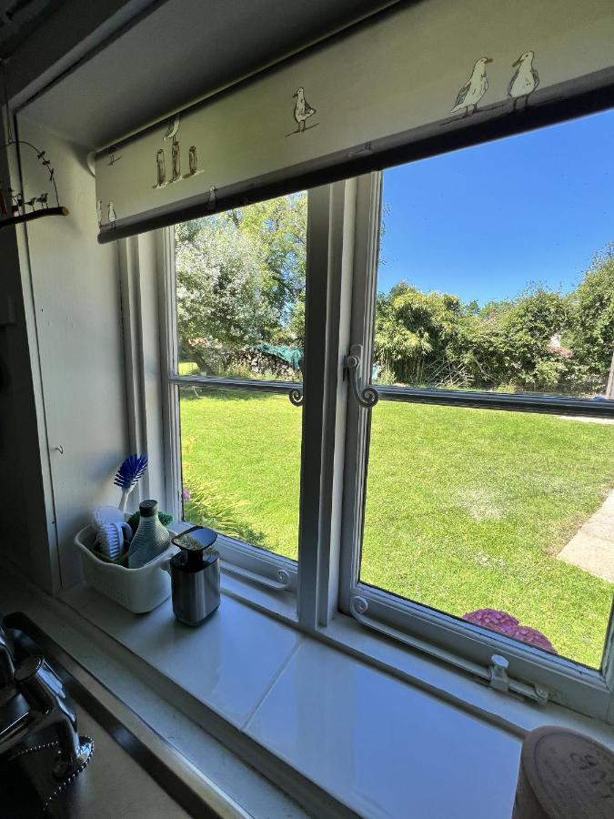 Adorable Two Bed Norfolk Broads Holiday Home - River Views With Moorings & Fishing Stalham Exterior foto