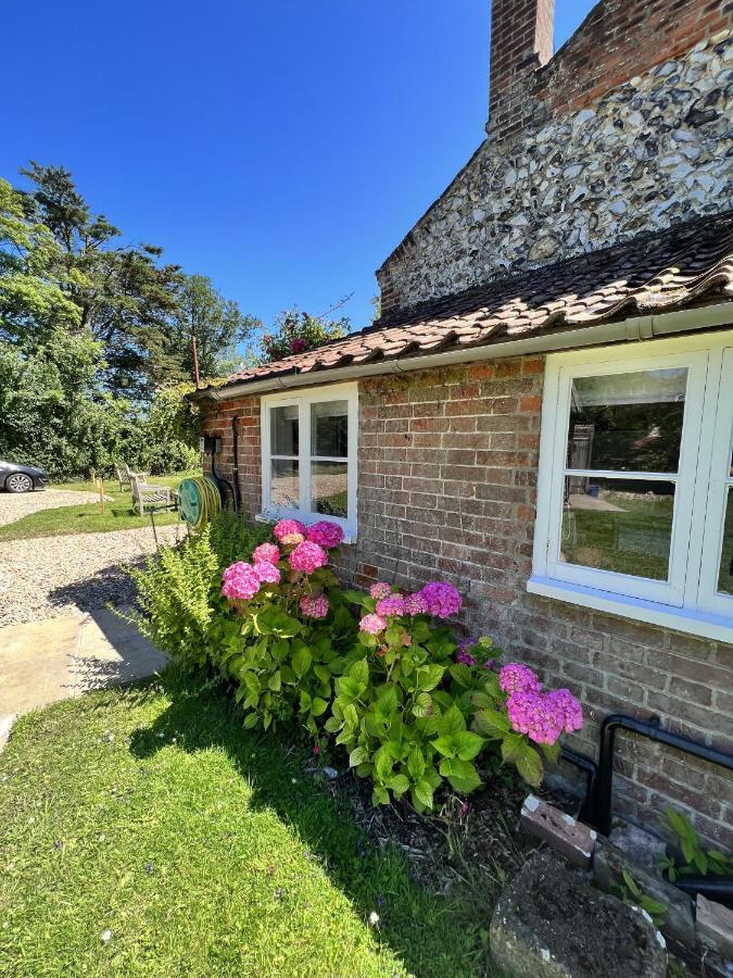 Adorable Two Bed Norfolk Broads Holiday Home - River Views With Moorings & Fishing Stalham Exterior foto